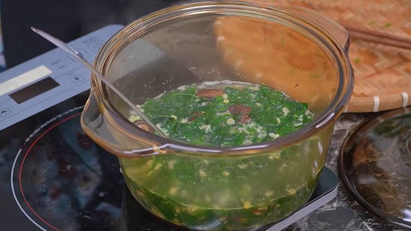 Thành phẩm canh rau ngót với nấm
