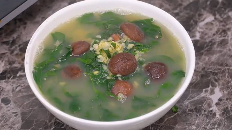 Thưởng thức canh rau ngót với nấm