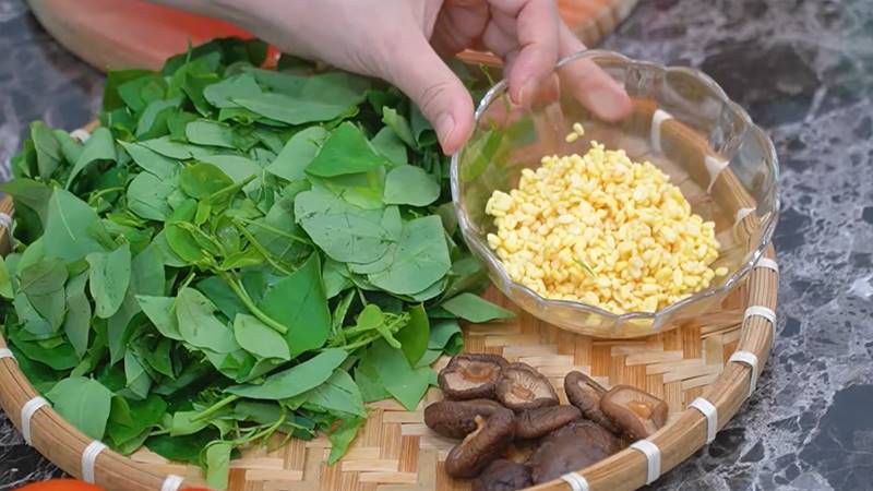 Nguyên liệu làm món canh rau ngót với nấm