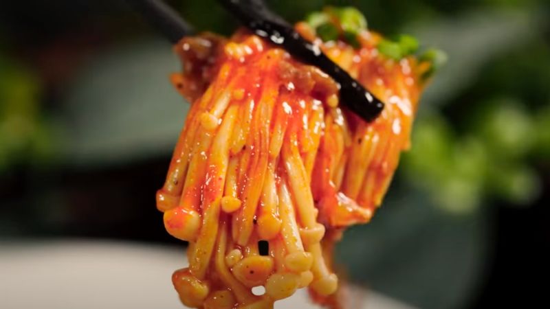 Thưởng thức nấm kim châm sốt cay