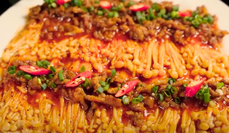 Cách làm nấm kim châm sốt cay siêu ngon, ăn một lần là ghiền