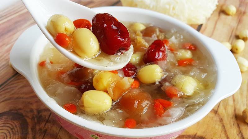 Canh nấm tuyết táo đỏ