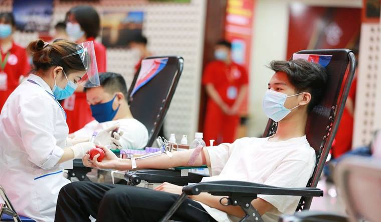 Tiêm vắc xin có hiến máu được không? Sau tiêm vắc xin bao lâu có thể hiến máu?