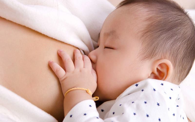 Những điều cần cân nhắc trước và sau khi hiến máu khi đang cho con bú