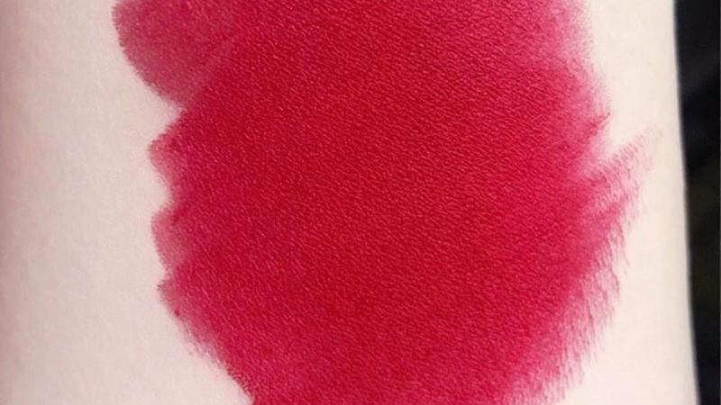 Son màu đỏ ruby phù hợp với trang phục và cách trang điểm nào?