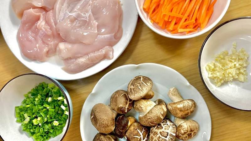 Nguyên liệu làm món xôi gà nấm