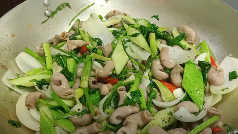 Thành phẩm bao tử cá basa xào hành tây