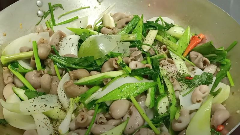 Thưởng thức bao tử cá basa xào hành tây