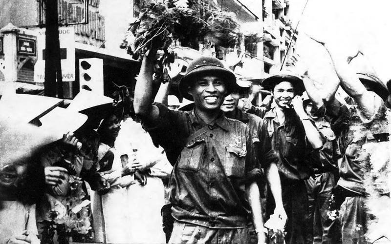 Nụ cười, những cái bắt tay ngày 30/4/1975 là minh chứng cho tinh thần hòa hợp dân tộc.