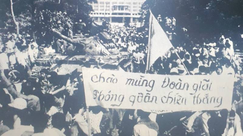 Bầu trời Sài Gòn ngày 30/4/1975 trong xanh hơn bao giờ hết, đón chào hòa bình.