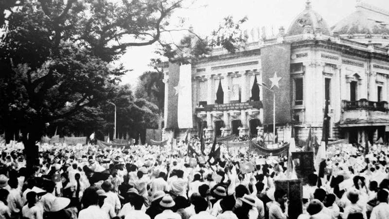 Giây phút cờ đỏ sao vàng tung bay trên nóc Dinh Độc Lập mãi khắc ghi trong lòng người Việt Nam.