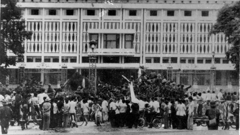 Ngày chiến thắng 30/4, niềm vui vỡ òa trong lòng bao thế hệ người Việt.