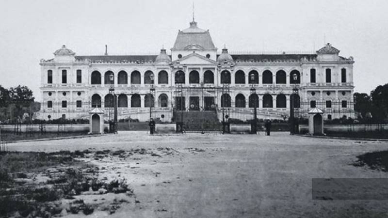 Bầu trời Sài Gòn ngày 30/4/1975 trong xanh hơn bao giờ hết, đón chào hòa bình.