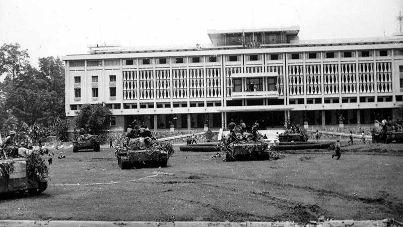 Hình ảnh đoàn quân tiến vào Sài Gòn là biểu tượng của lòng kiên cường và bất khuất.
