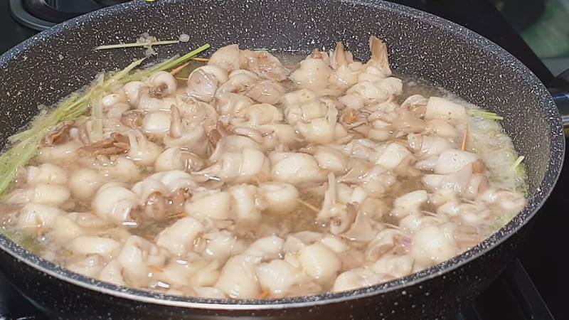 Làm món ốc luộc sả chay