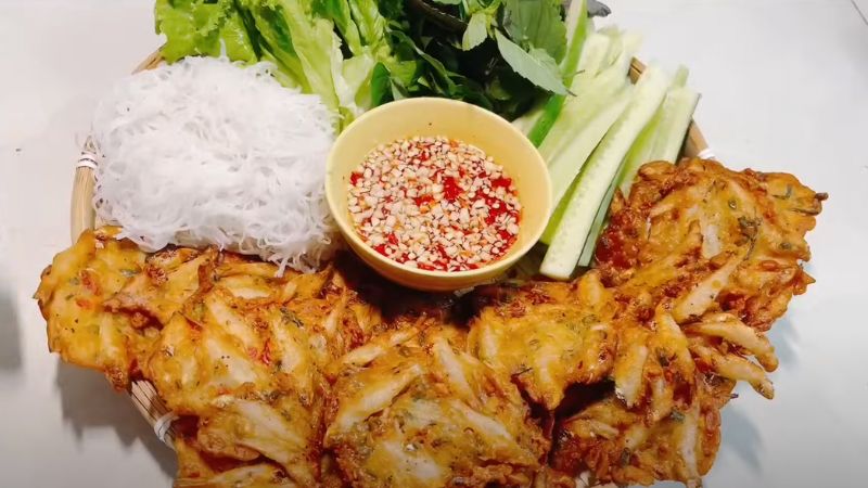 Thưởng thức cá cơm chiên bột 