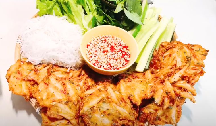 Vào bếp làm món cá cơm chiên bột giòn lâu, cuốn bánh tráng