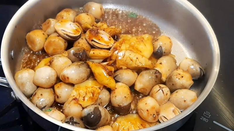 Kho nấm rơm với khóm