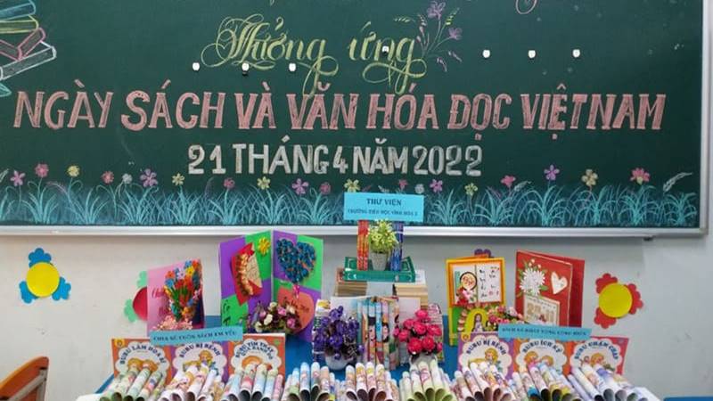 Chữ viết phấn tinh tế lan tỏa đam mê đọc sách