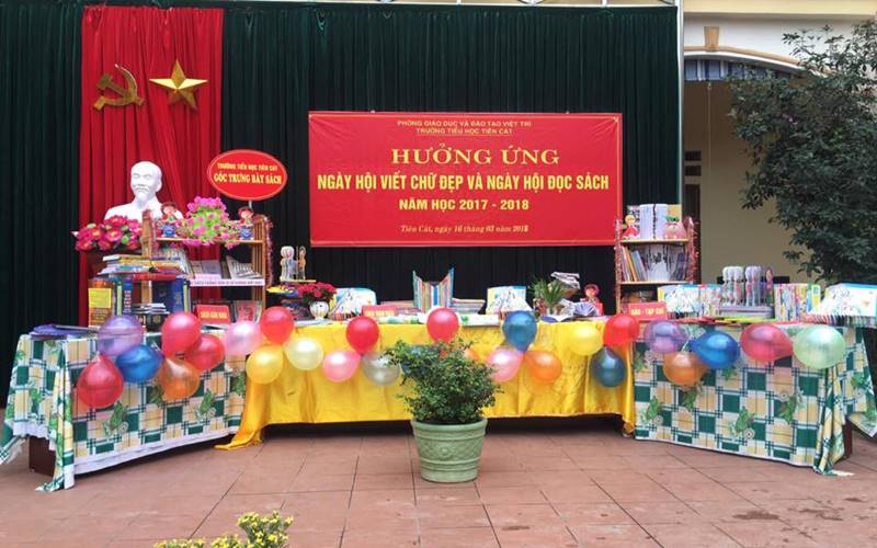 Trang trí bảng với bóng bay tạo điểm nhấn ấn tượng