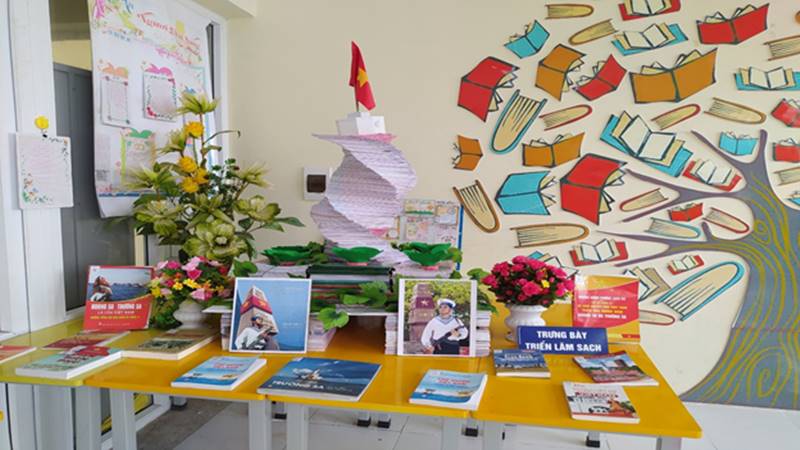 Hình dán ngộ nghĩnh biến bảng trang trí thêm sinh động