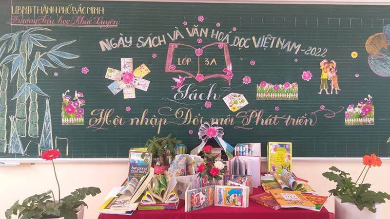 Trang trí bảng bằng hình dán giúp không gian đọc sách thêm ấn tượng