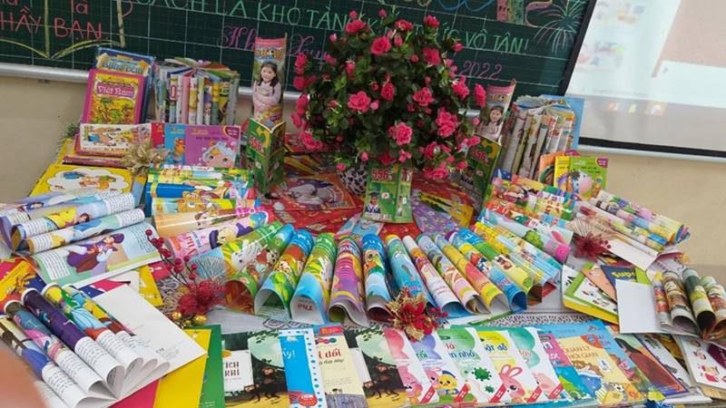 Trang trí bảng ngày hội đọc sách về các mô hình sách 3D.