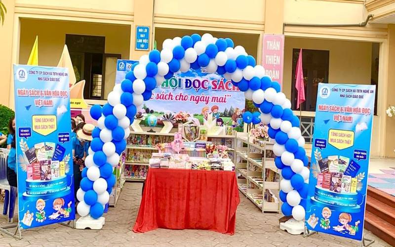 Bay cao cùng những trang sách với bóng bay rực rỡ