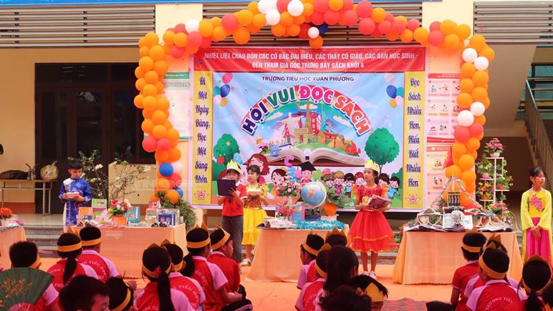 Bóng bay rực rỡ làm sáng bừng góc đọc sách