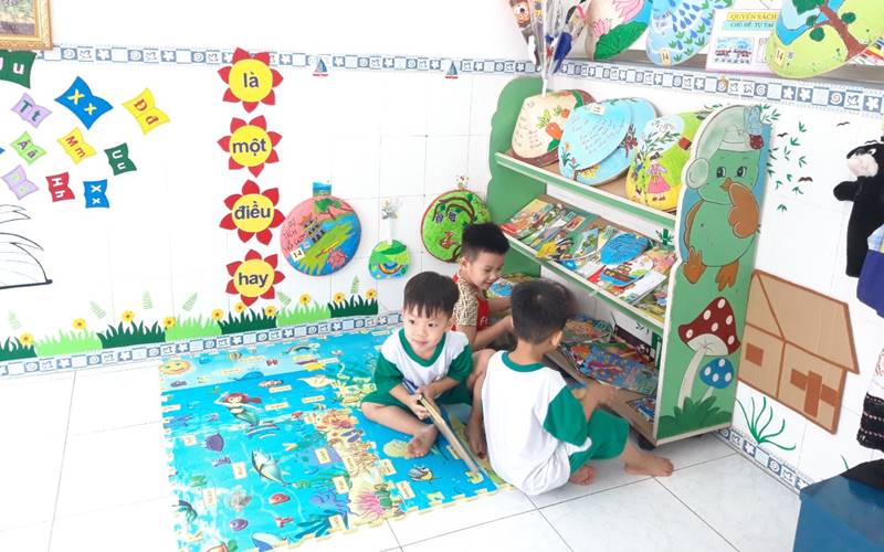 Mỗi hình dán là một câu chuyện nhỏ trong thế giới sách