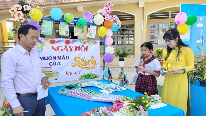 Không gian đọc sách thêm sinh động nhờ bóng bay đủ sắc màu