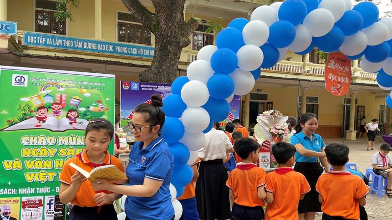 Những quả bóng đầy màu sắc mang theo ước mơ tri thức