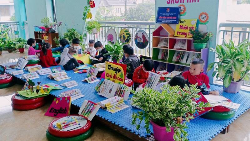 Biến giấy báo cũ thành điểm nhấn sáng tạo cho bảng đọc sách