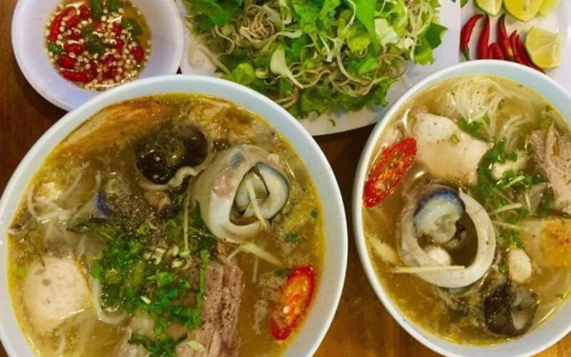 Lẩu mắt cá ngừ đại dương măng chua