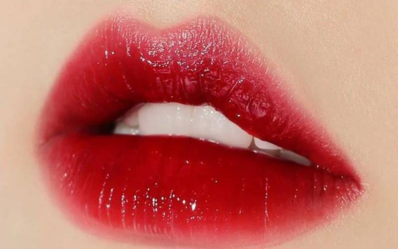 Son màu cherry phù hợp với trang phục và cách trang điểm nào?
