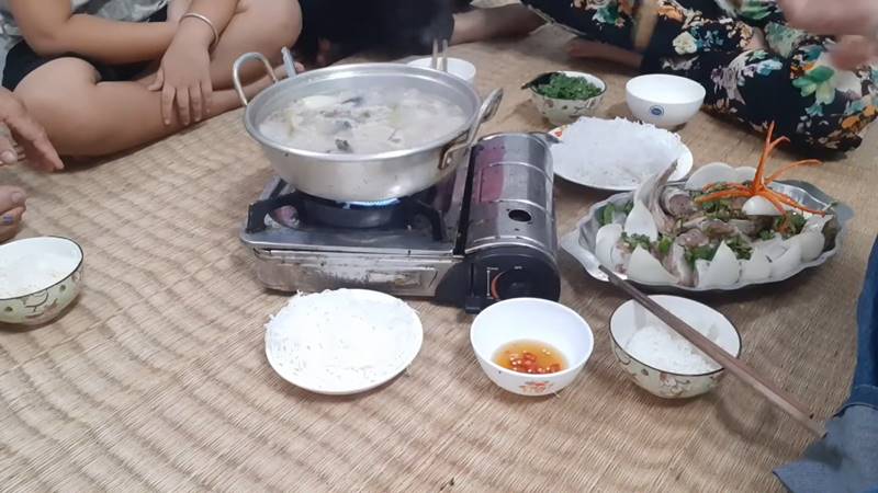 Thưởng thức canh cá nhám nhúng mẻ