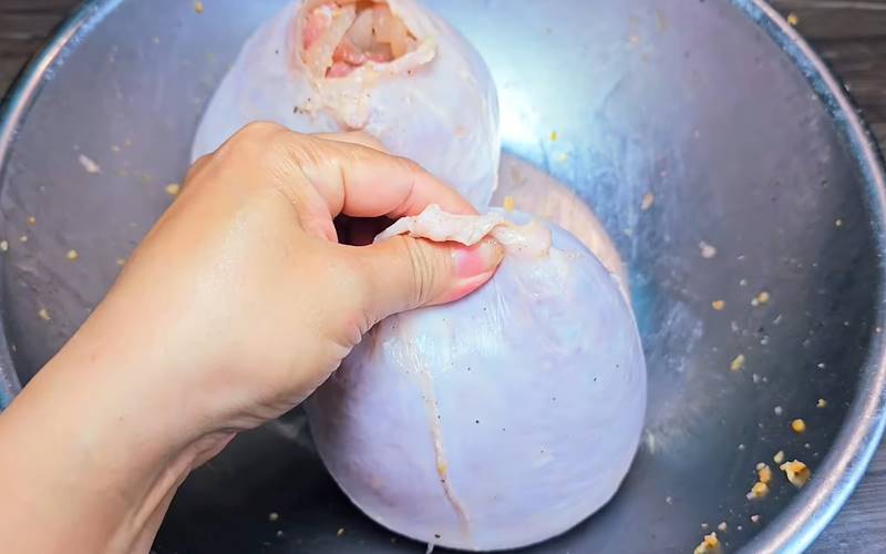 Nhồi pate vào bong bóng heo