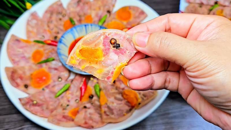 Thưởng thức pate bong bóng trứng muối 