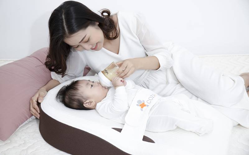 Những cách cho bé bú sữa an toàn