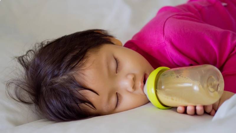 Phương pháp cho trẻ bú khi ngủ