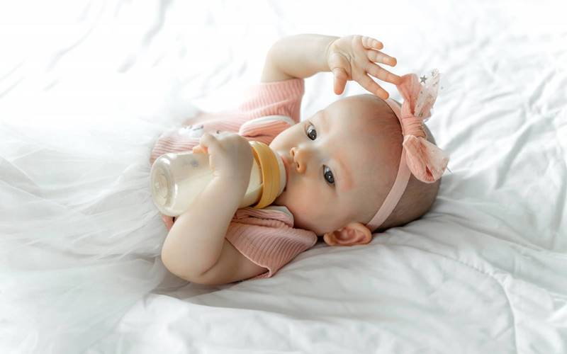 Nên tránh cho trẻ bú sữa khi đang ngủ