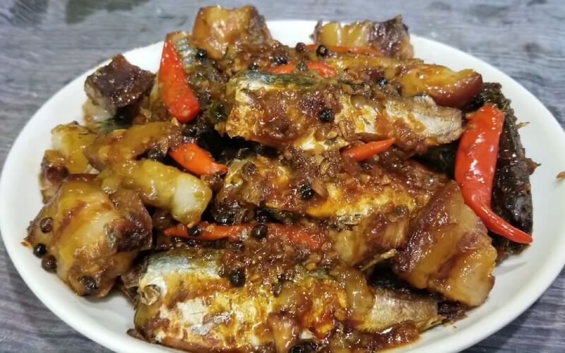 Cá nục kho riềng thịt ba chỉ