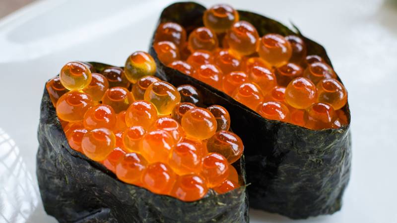 Sushi trứng cá hồi