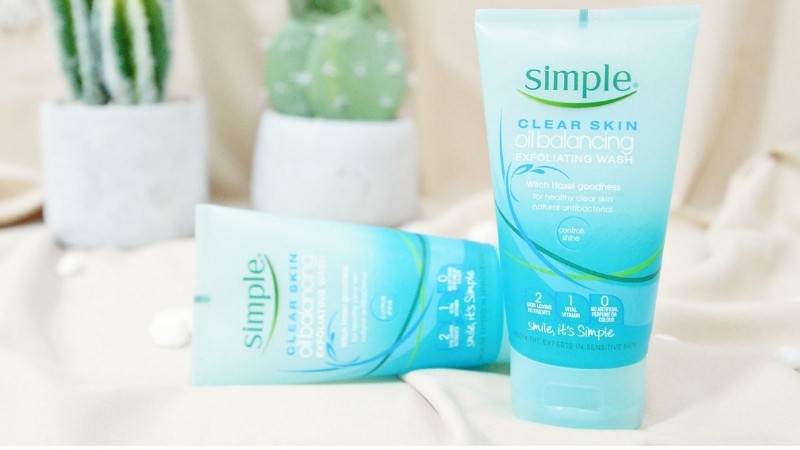 Sữa rửa mặt Simple Clear Skin Oil Balancing Exfoliating Wash