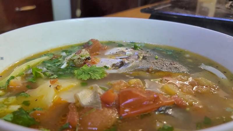 Thưởng thức canh chua cá chim