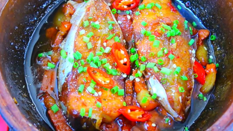 Thưởng thức cá basa kho thịt ba chỉ