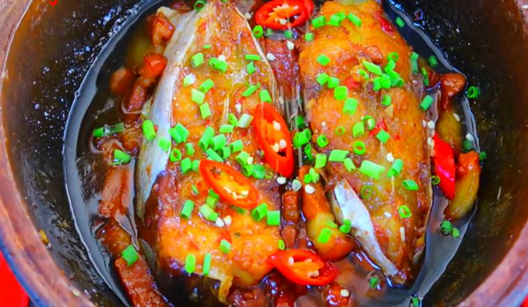 Cách kho cá basa với thịt ba chỉ đậm đà, siêu bắt cơm