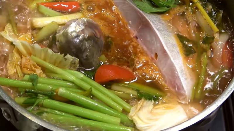 Thưởng thức lẩu cá chim