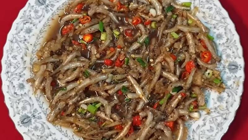 món cá cơm kho quẹt