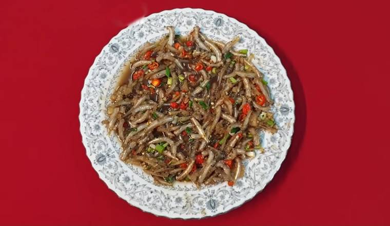 Tự làm cá cơm kho quẹt dân dã mà bắt cơm ngay tại nhà